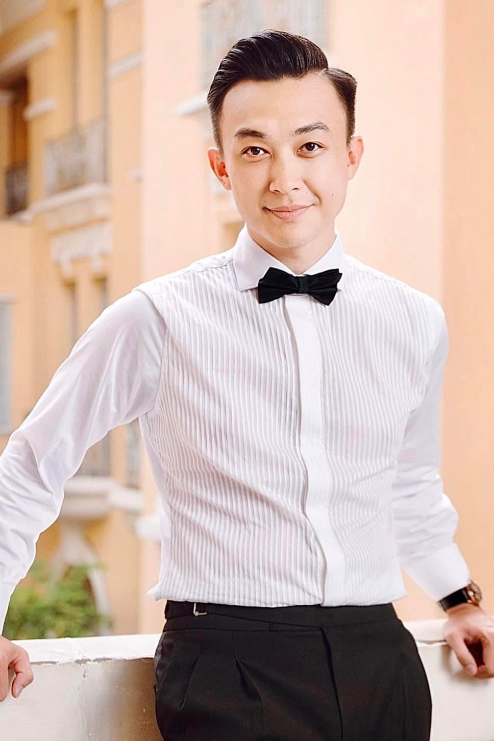 Phan Tô Ny - chồng sắp cưới của Lê Âu Ngân Anh gây ấn tượng với ngoại hình điển trai và phong cách lịch lãm.