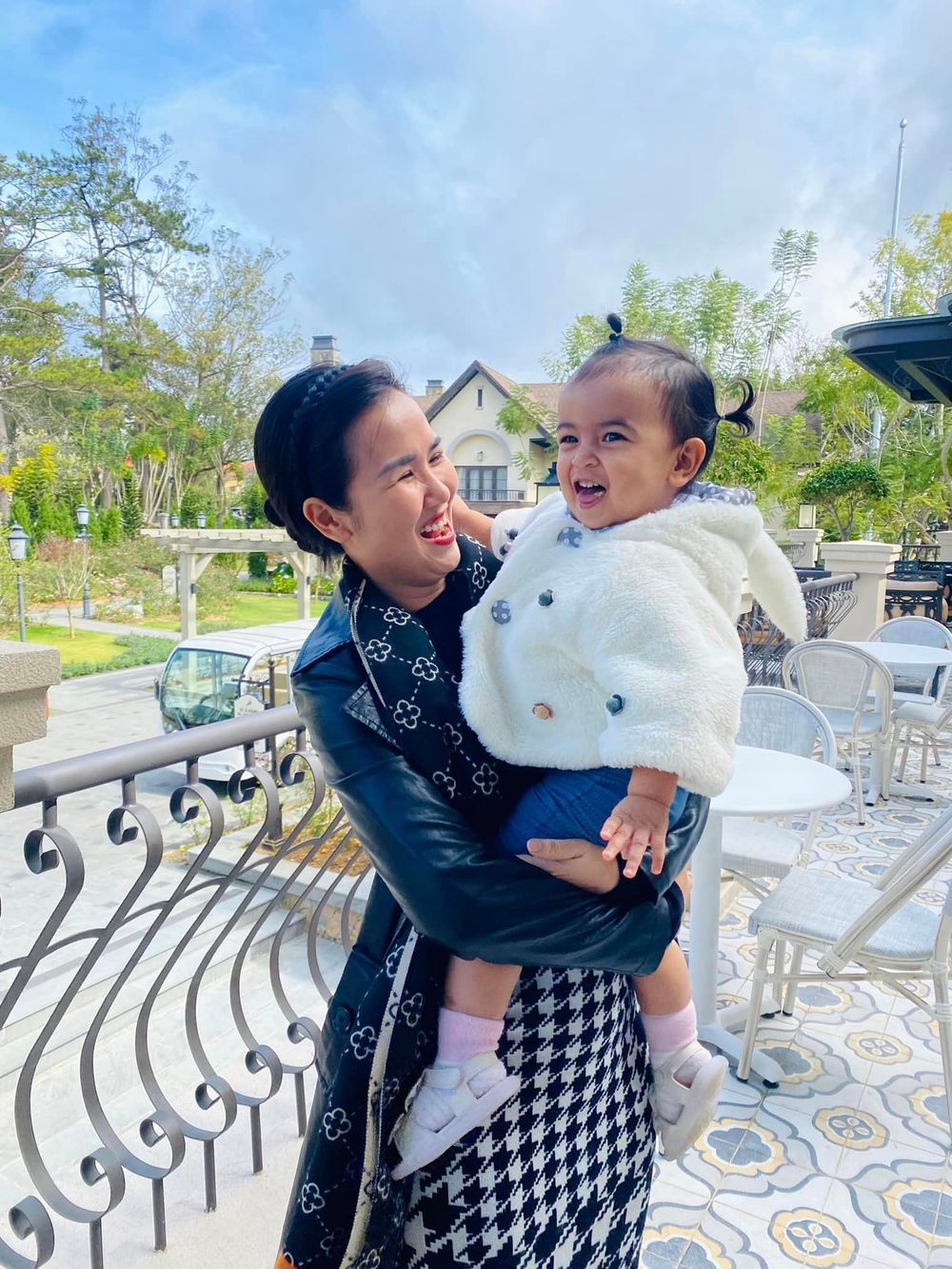 Võ Hạ Trâm tạo dáng &quot;nhí nhảnh&quot; cùng con gái cưng ở Đà Lạt.