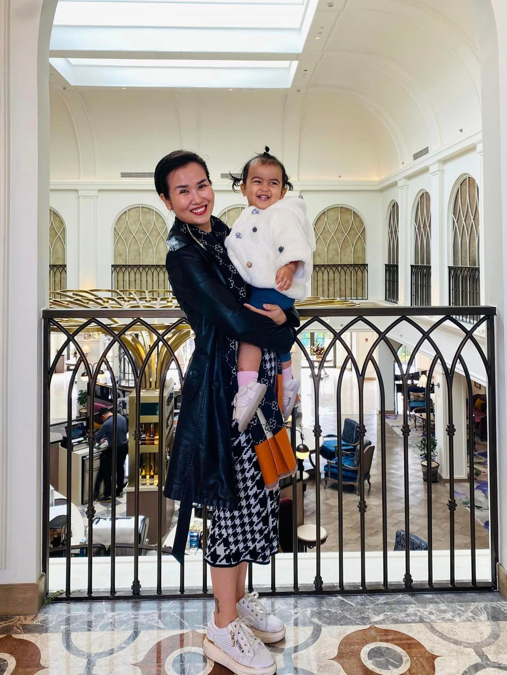 Bé Moon phấn khích khi được đi diễn cùng mẹ trong không khí mát lạnh ở Đà Lạt.