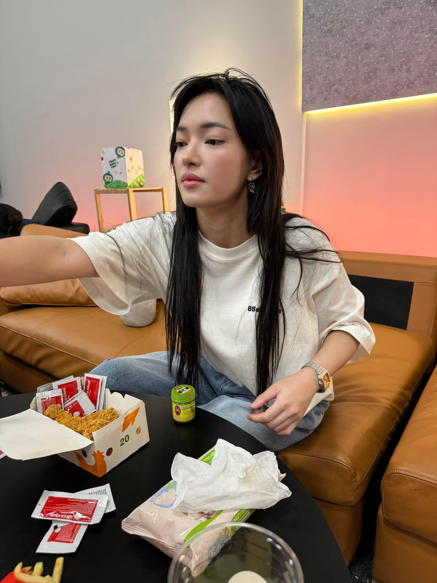 Biểu cảm "hết cười" của Châu Bùi khi nghe đàn anh muốn "nhận quà giúp chị Trang". Biểu cảm "hết cười" của Châu Bùi khi nghe đàn anh muốn "nhận quà giúp chị Trang".