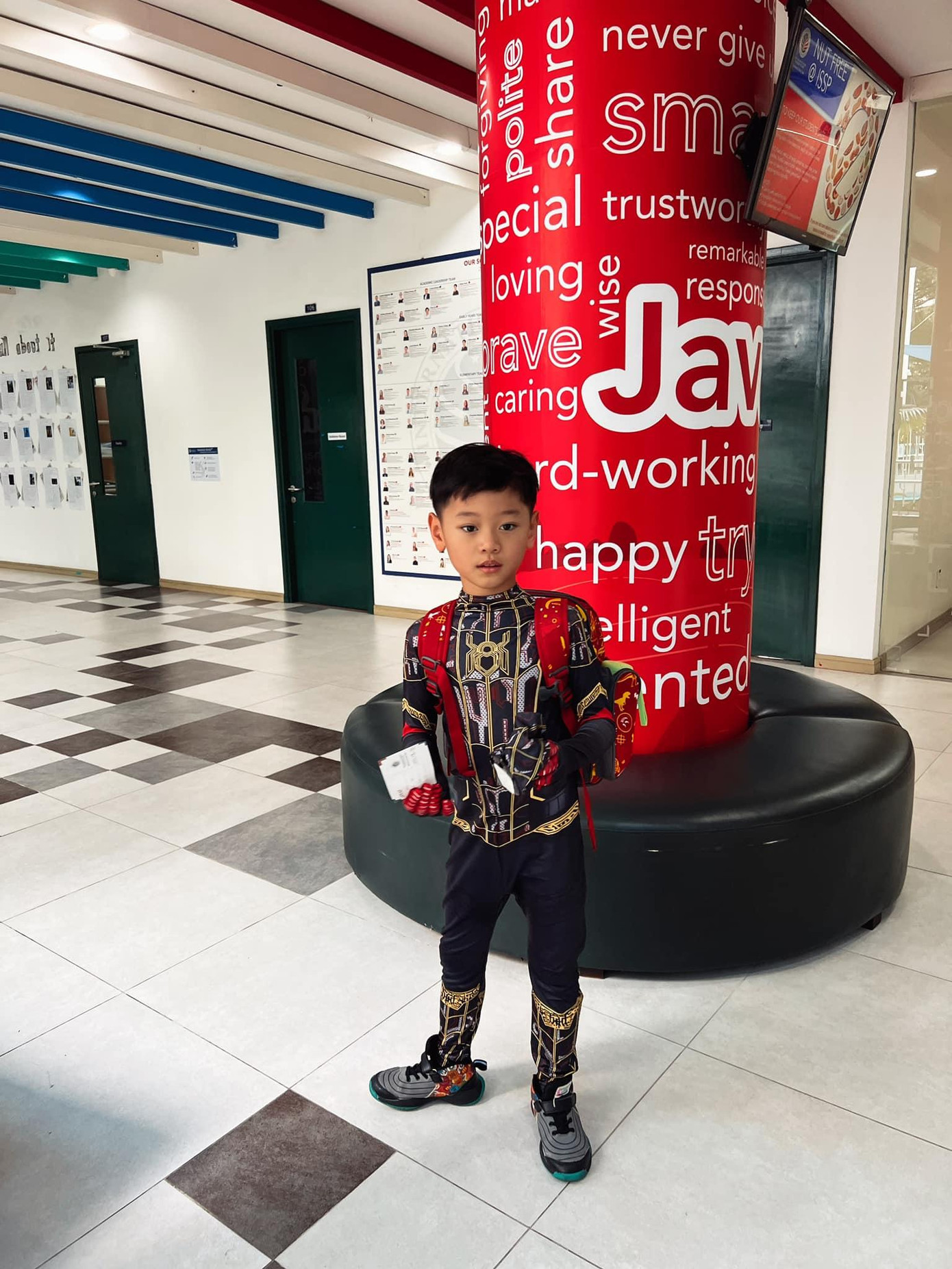 Gia Hy nhận về nhiều lời khen bởi vẻ ngoài điển trai của mình.