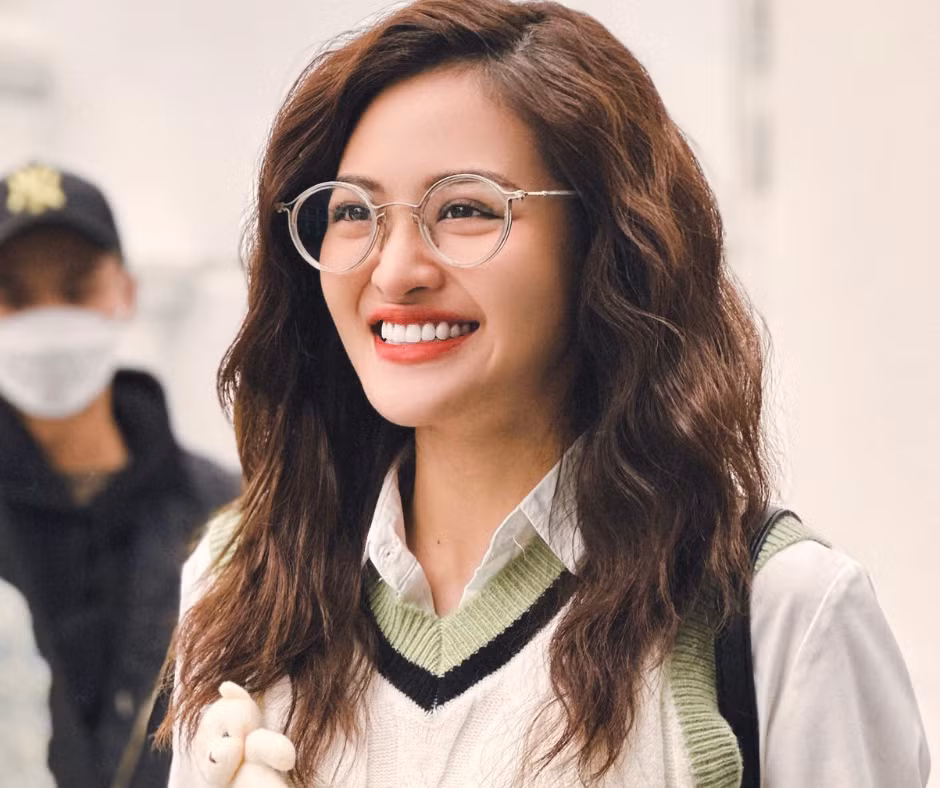 Thùy Anh biến hóa trẻ trung với tóc xoăn, kính mắt và gu ăn mặc thời thượng trong phim mới.