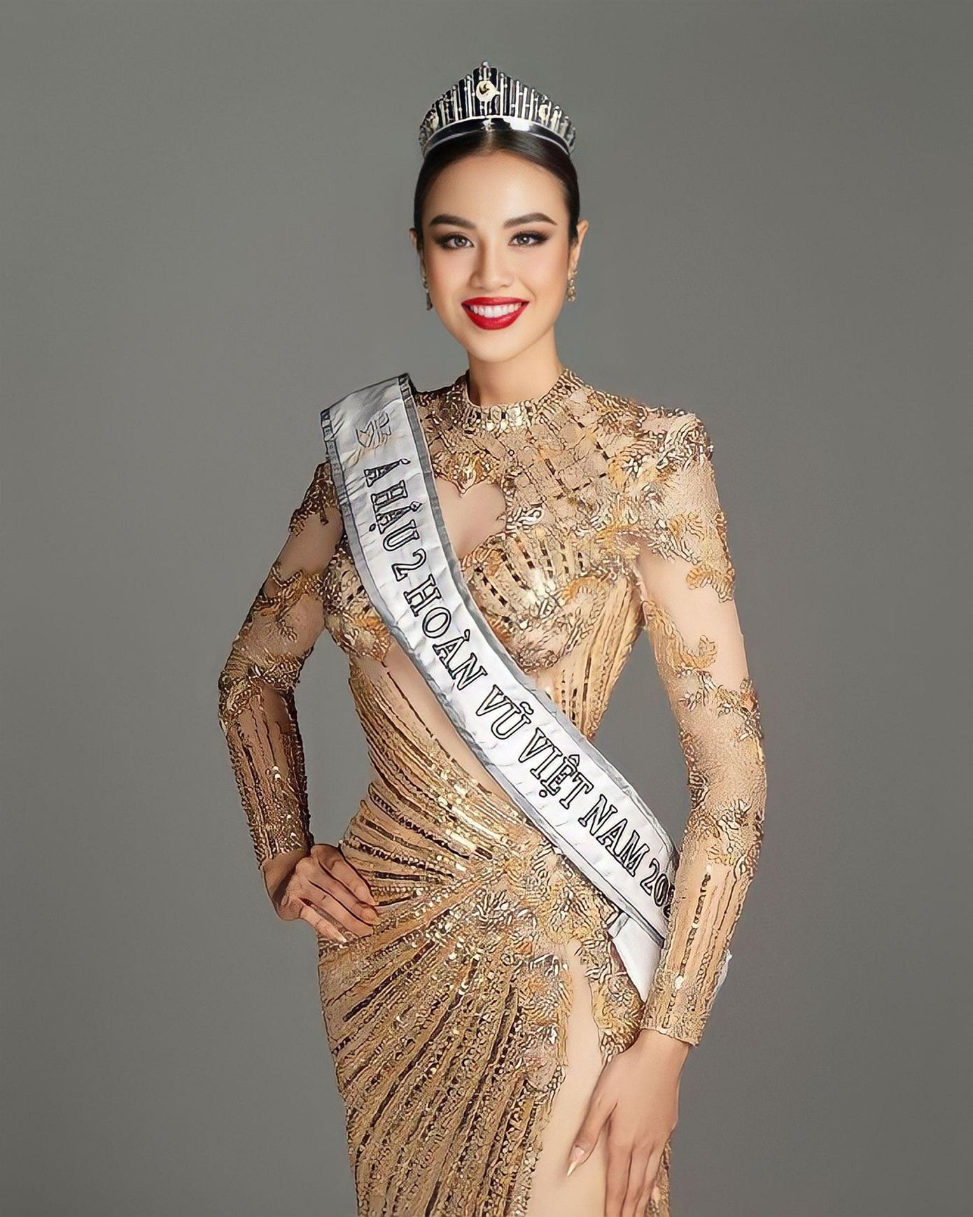 Huỳnh Phạm Thủy Tiên là nàng hậu trẻ tuổi nhất đảm nhận vai trò HLV.