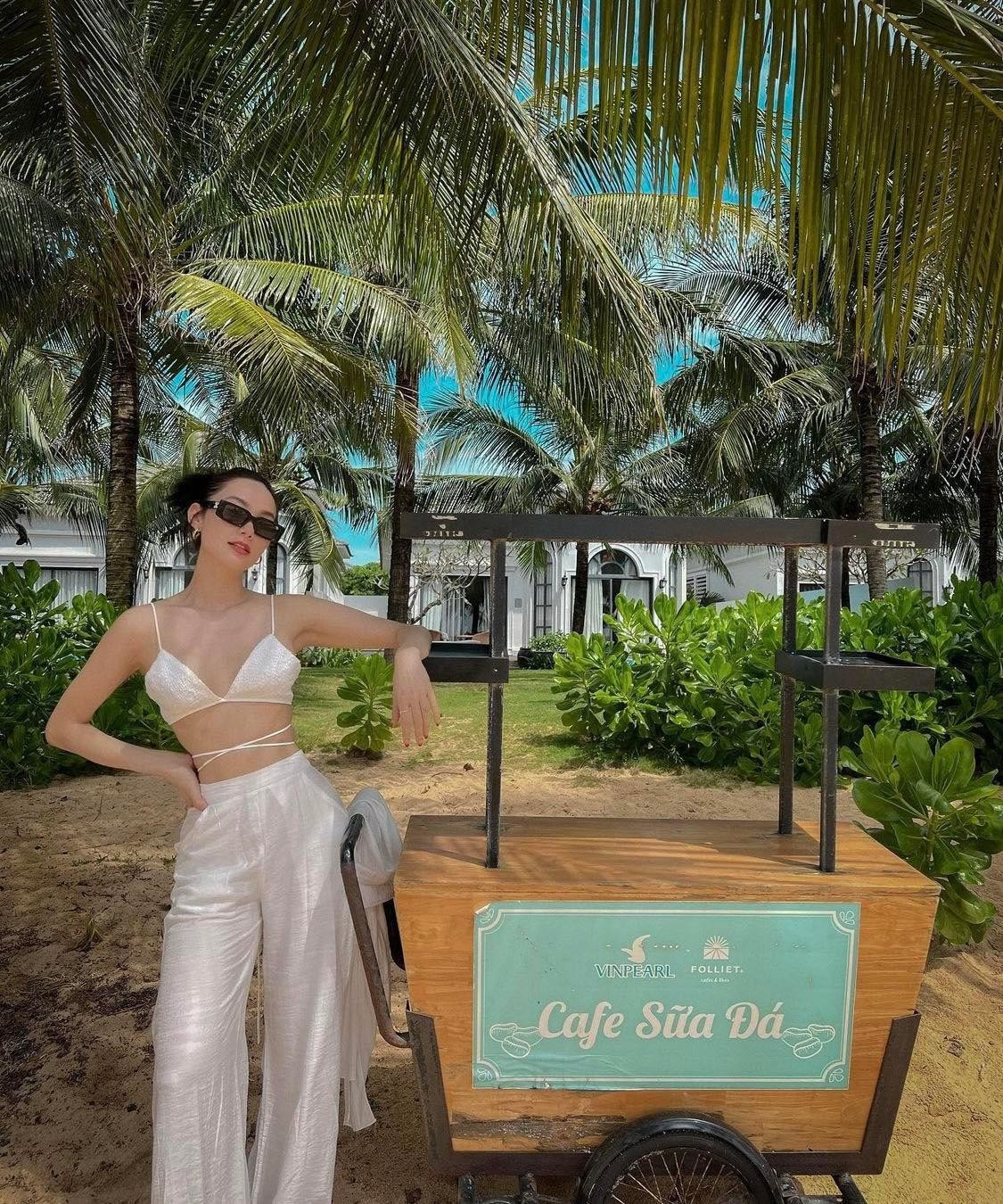 Minh Hằng khoe khéo body "vạn người mê" tại biển.