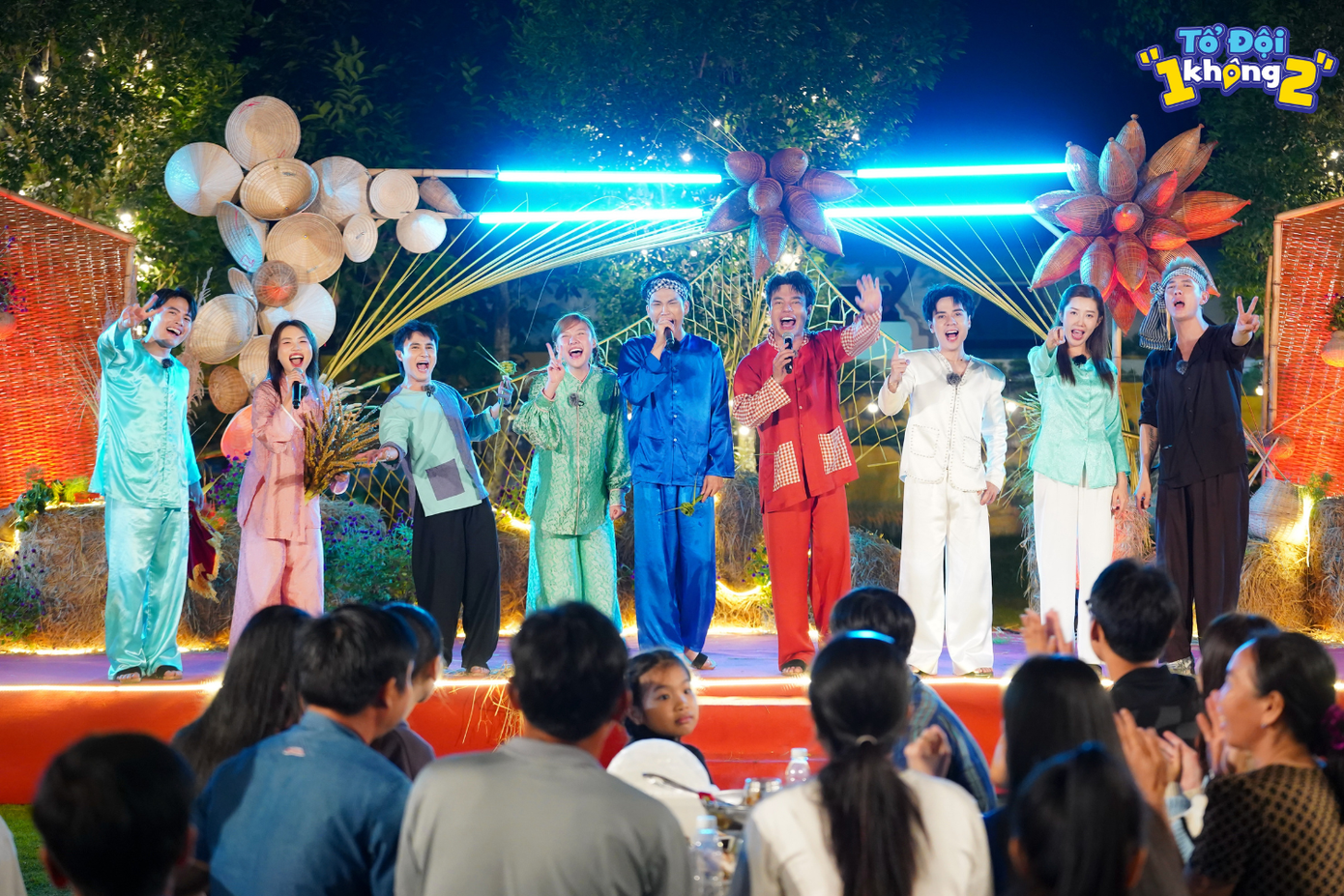 Tiết mục còn có thêm màn múa phụ họa của sáu cast Tổ Đội "1 Không 2". Tiết mục còn có thêm màn múa phụ họa của sáu cast Tổ Đội "1 Không 2".