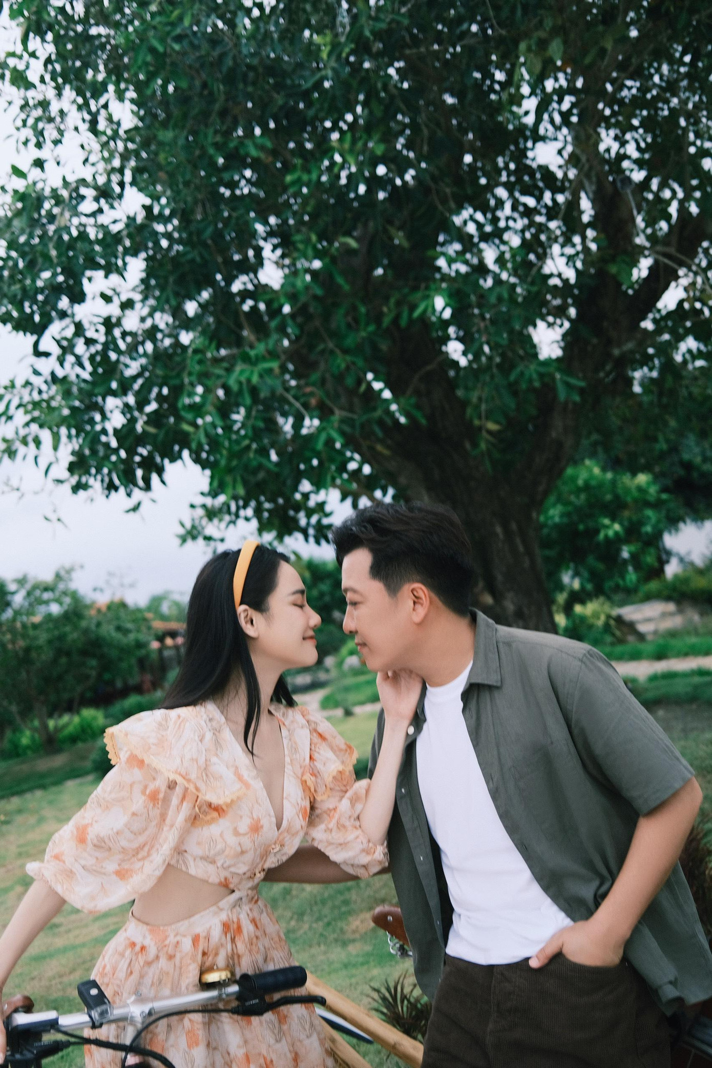 Bộ ảnh được hai vợ chồng "Mười Khó" lên ý tưởng và thực hiện trong một ngày. Bộ ảnh được hai vợ chồng "Mười Khó" lên ý tưởng và thực hiện trong một ngày.