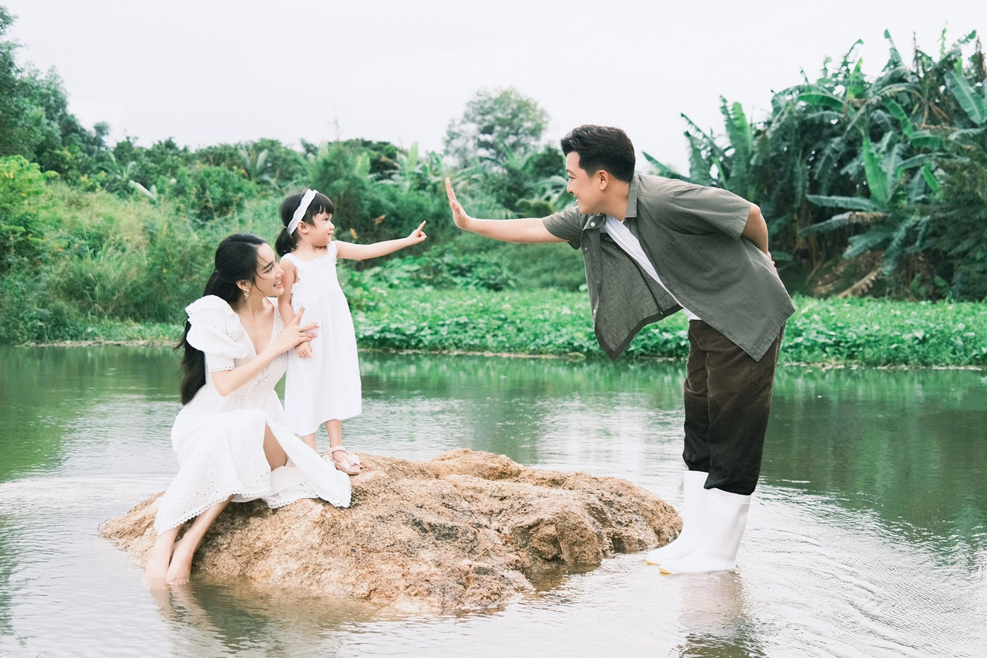 "Thiên thần nhí" Destiny nhận về nhiều lời khen khi xuất hiện trong bộ ảnh kỷ niệm của bố mẹ. "Thiên thần nhí" Destiny nhận về nhiều lời khen khi xuất hiện trong bộ ảnh kỷ niệm của bố mẹ.