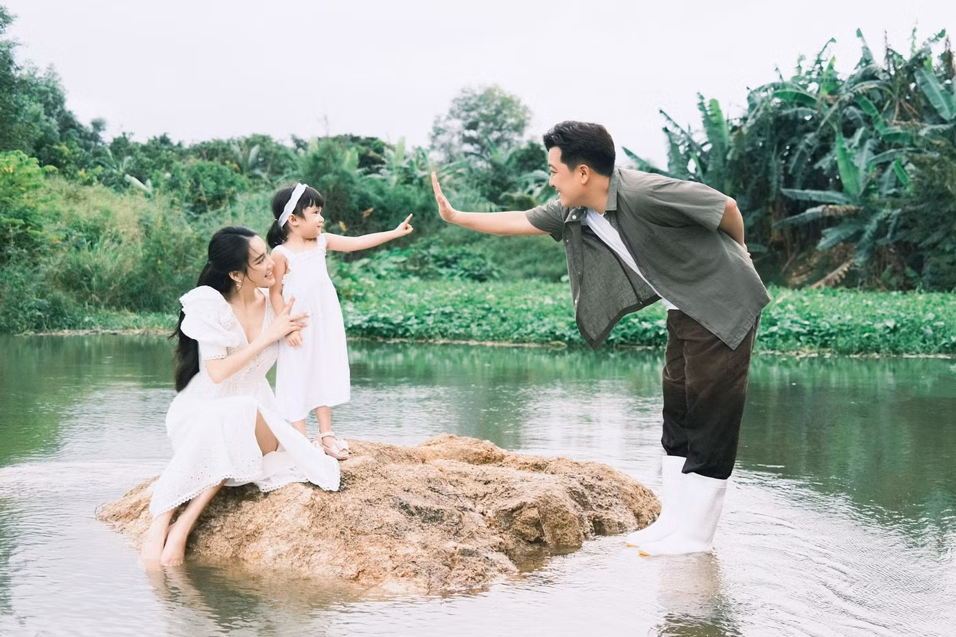 "Thiên thần nhí" Destiny nhận về nhiều lời khen khi xuất hiện trong bộ ảnh kỷ niệm của bố mẹ.