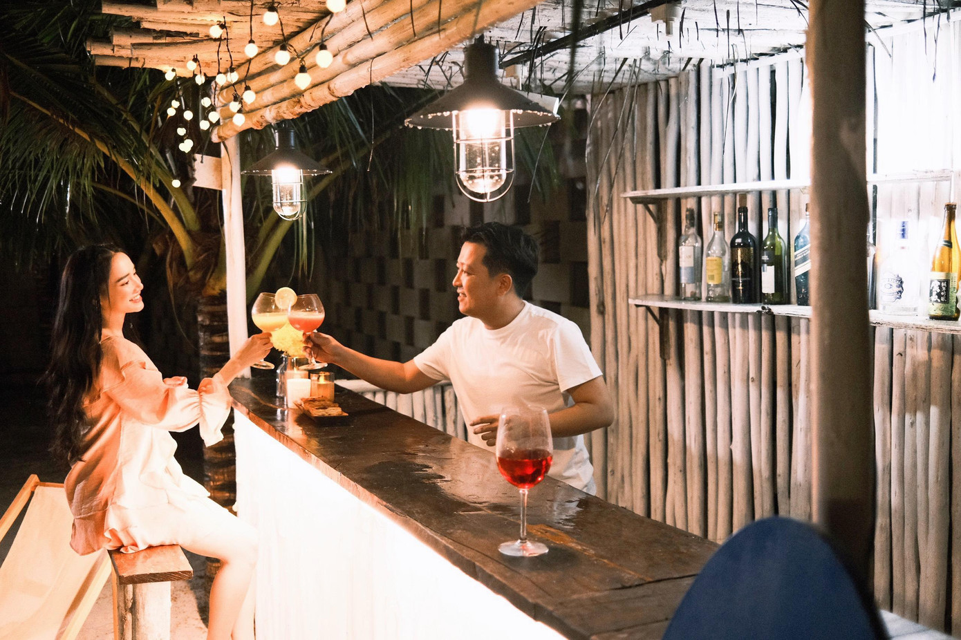 Trường Giang trổ tài làm cocktail cho bà xã. Trường Giang trổ tài làm cocktail cho bà xã.