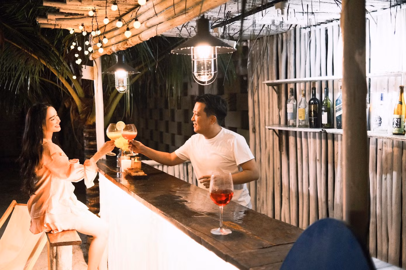 Trường Giang trổ tài làm cocktail cho bà xã.