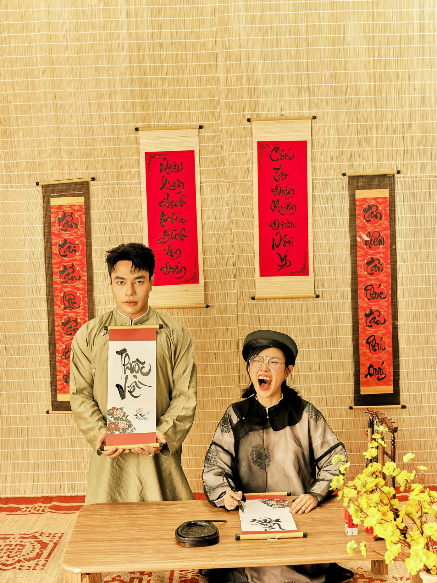 &quot;Mũi tên uất hận&quot; Dương Lâm và bạn gái Binz trong bộ hình Tết.