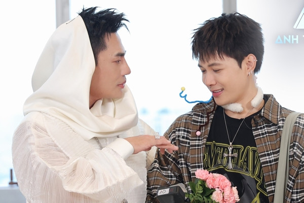 Anh Tú Atus còn bị fans trêu là có nhiều "mối" nhất nhì V-Biz khi liên tục "thả thính" MONO, Dương Lâm, HIEUTHUHAI,...