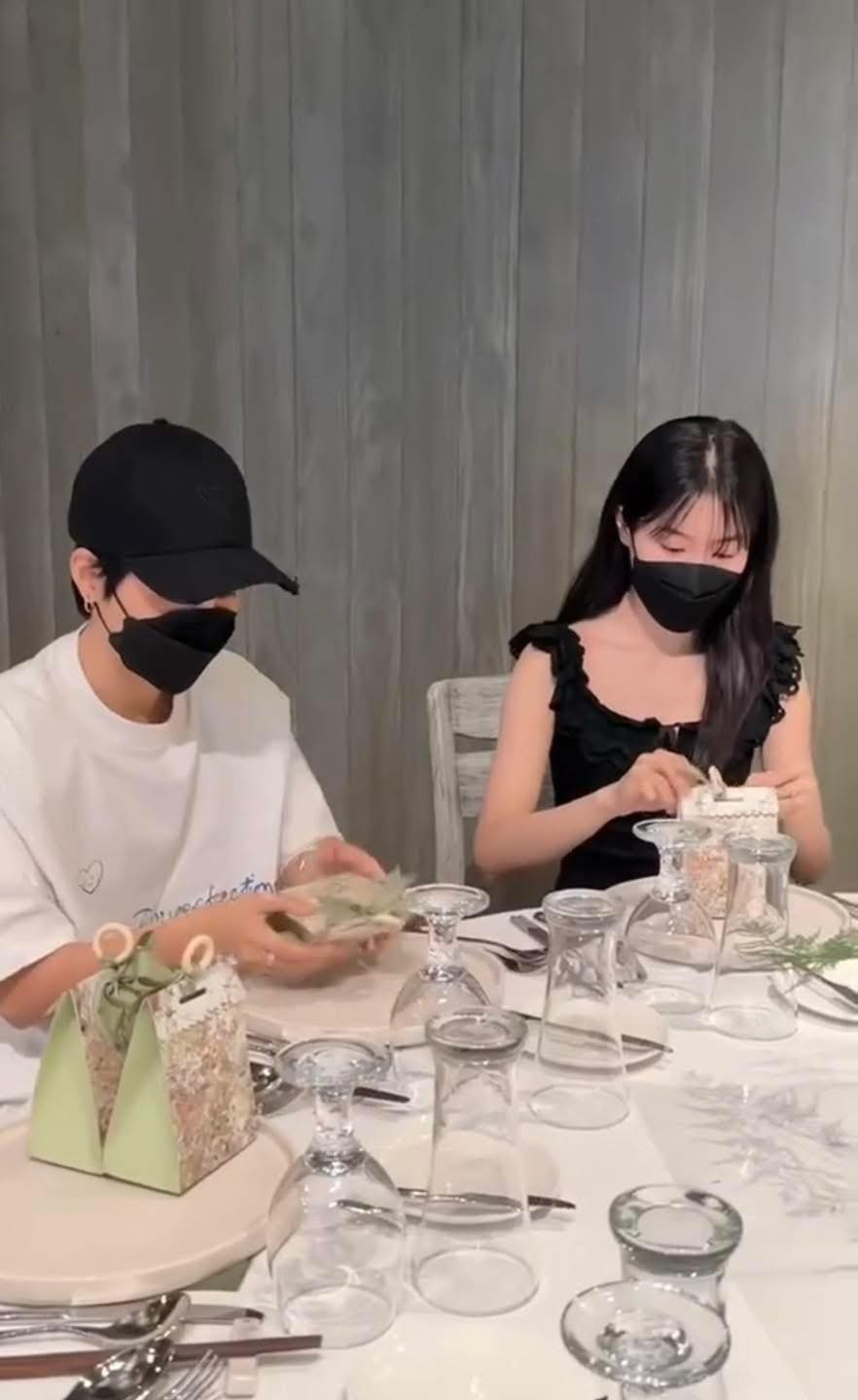 Vũ Cát Tường - Thu Trang đeo khẩu trang đen, ngồi ở bàn tiệc cẩn thận gói quà cho khách mời tham dự lễ thành đôi diễn ra vào ngày 12/2. Vũ Cát Tường - Thu Trang đeo khẩu trang đen, ngồi ở bàn tiệc cẩn thận gói quà cho khách mời tham dự lễ thành đôi diễn ra vào ngày 12/2.