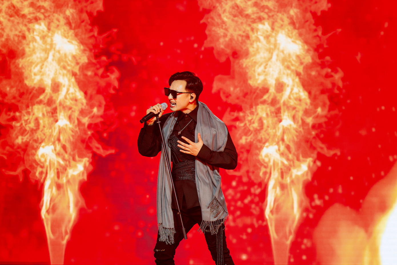 Chiếc Khăn Gió Ấm được Thành Trung thể hiện lại theo phong cách Rock &quot;độc-lạ anh trai&quot;.