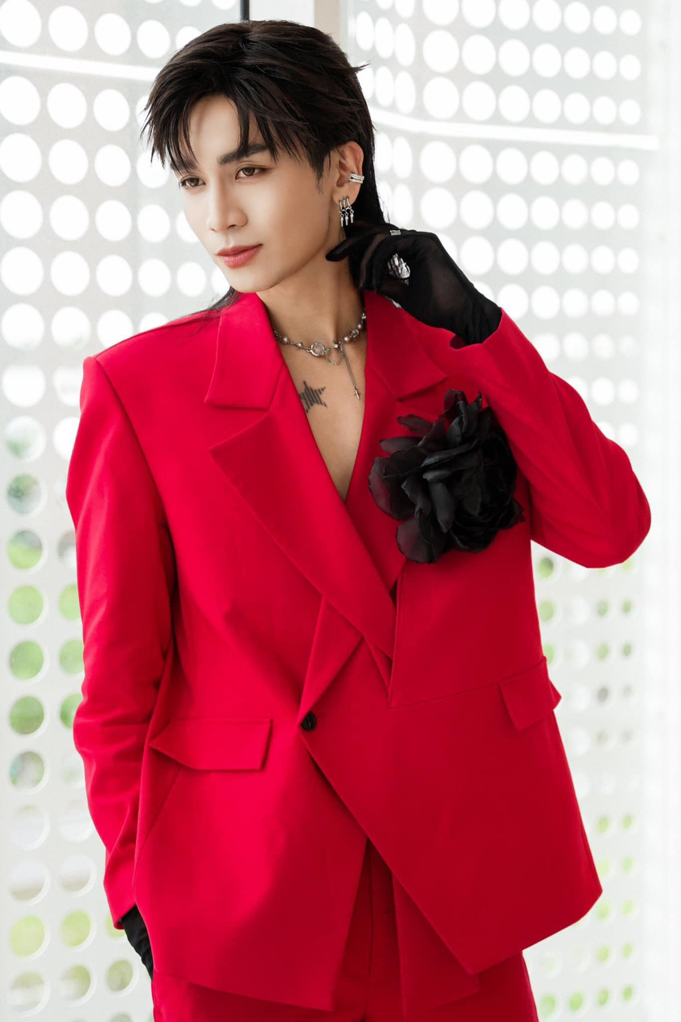 Nam diễn viên Bà Năm Bống đang "khó chịu vô cùng" với BB Trần. Nam diễn viên Bà Năm Bống đang "khó chịu vô cùng" với BB Trần.