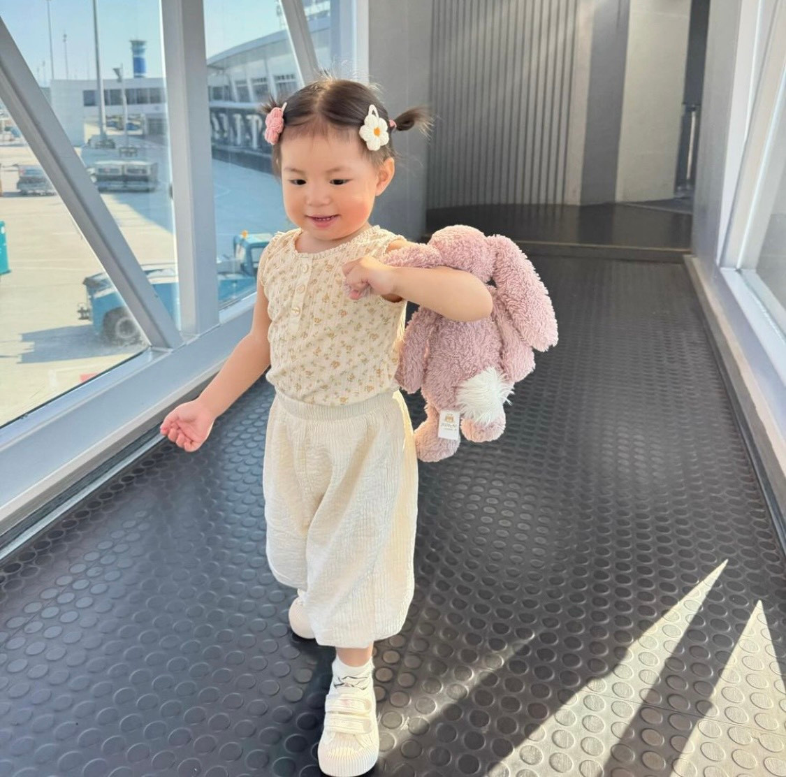 Càng lớn, bé Pam càng giống mẹ.