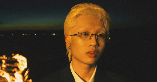 Mái tóc bạch kim cực "cháy" thời album Đánh Đổi giúp "thăng hạng" visual cho nam rapper.