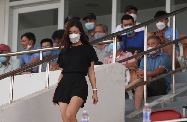 Lần đầu xuất hiện công khai với thiếu gia Đỗ Vinh Quang, người đẹp sinh năm 1996 gây chú ý khi đeo mẫu đồng hồ Patek Philippe 5067A có giá khoảng 1,2 tỷ đồng.