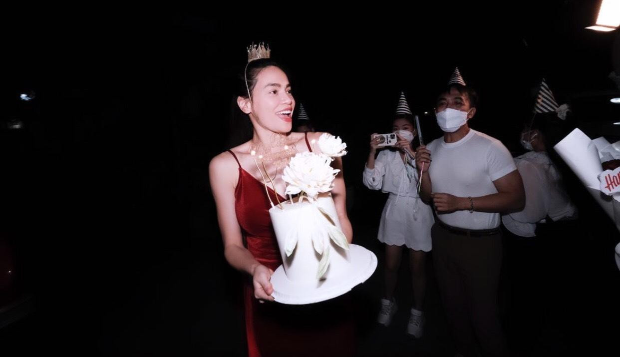 Hồ Ngọc Hà đã có một buổi tiệc sinh nhật hạnh phúc cùng bạn bè, người thân. Hồ Ngọc Hà đã có một buổi tiệc sinh nhật hạnh phúc cùng bạn bè, người thân.