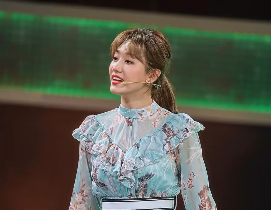 Hari Won từng gây tranh cãi với những phát ngôn sai tiếng Việt như "Một người mà không có đầu thì đừng bao giờ yêu", "Cái tên nói lên tất cả, chất khí ra tất cả",...