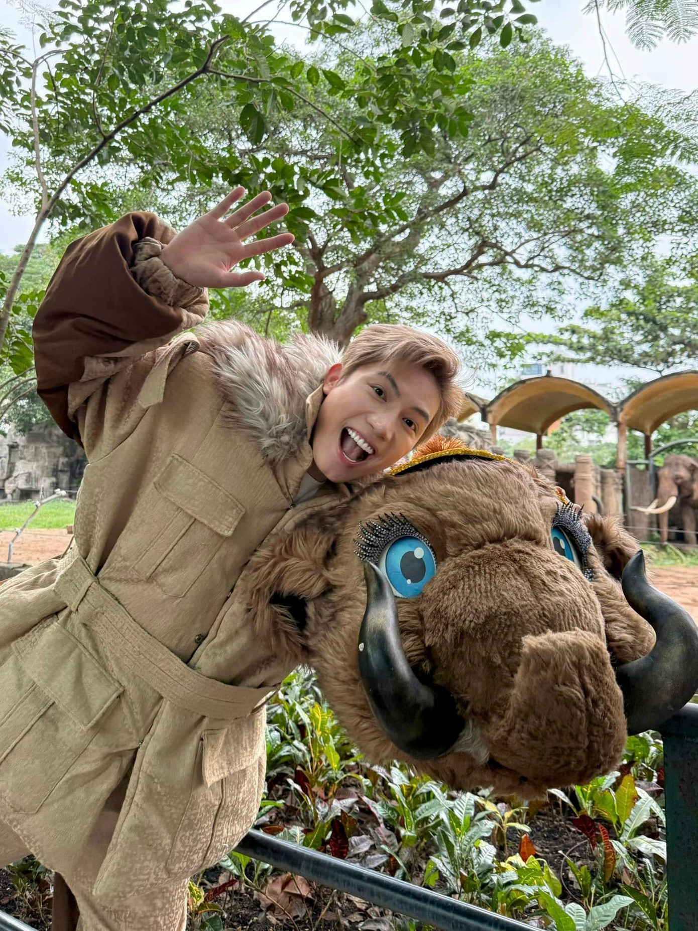 Mascot Voi Bản Đôn gắn liền với hành trình của Anh Tú tại The Masked Singer 2, được thay đổi các chi tiết theo từng tuần dự thi.