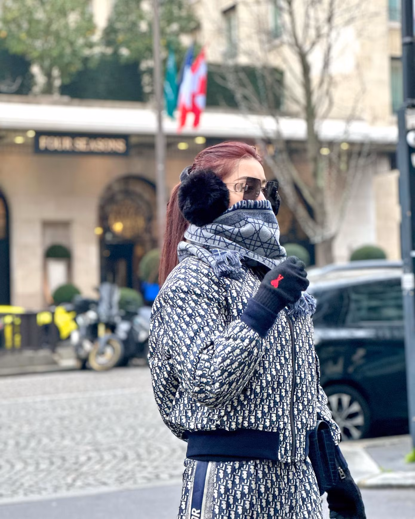 Người đẹp 9X diện set trang phục của Dior, trong đó áo có giá 125 triệu đồng, quần có giá 78,5 triệu đồng, khăn giá 29,5 triệu đồng.