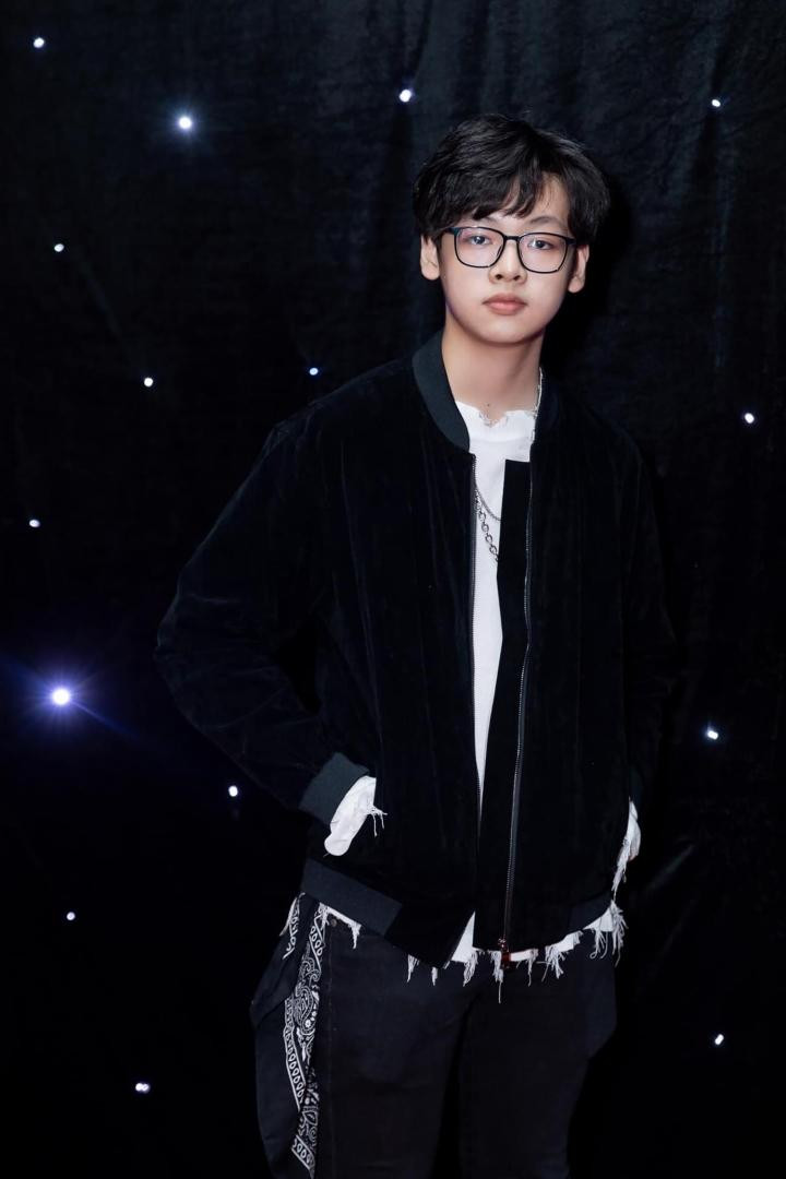 Tiểu Long - con trai siêu mẫu Anh Thư sở hữu chiều cao đáng mơ ước ở tuổi 15.