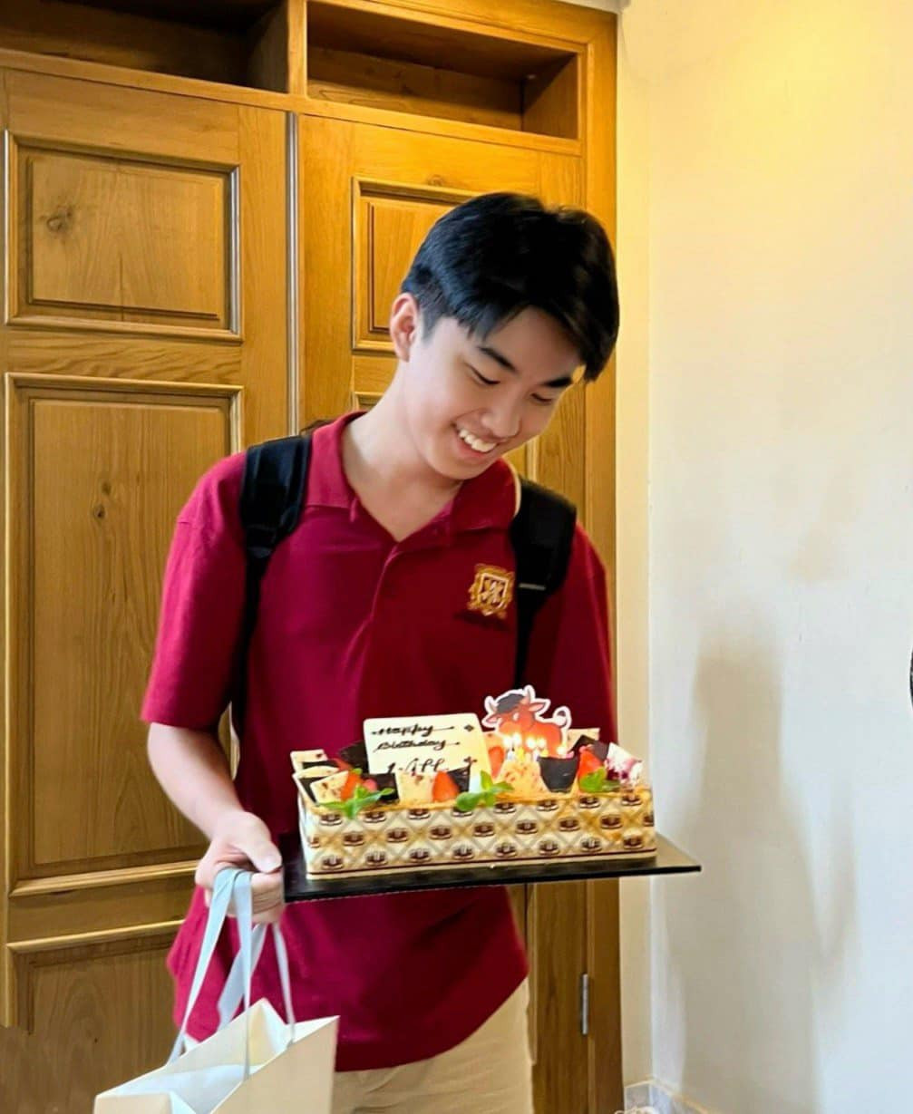 Con trai lớn nhà Ưng Hoàng Phúc &amp; Kim Cương cao hơn 1m80 ở tuổi 14.