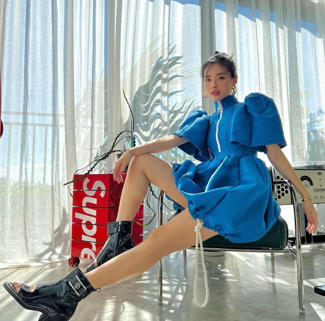 Khánh Linh khiến cộng đồng mạng thích thú với góc chụp ảnh &quot;xịn sò&quot; trong căn penthouse tiền tỷ của mình.