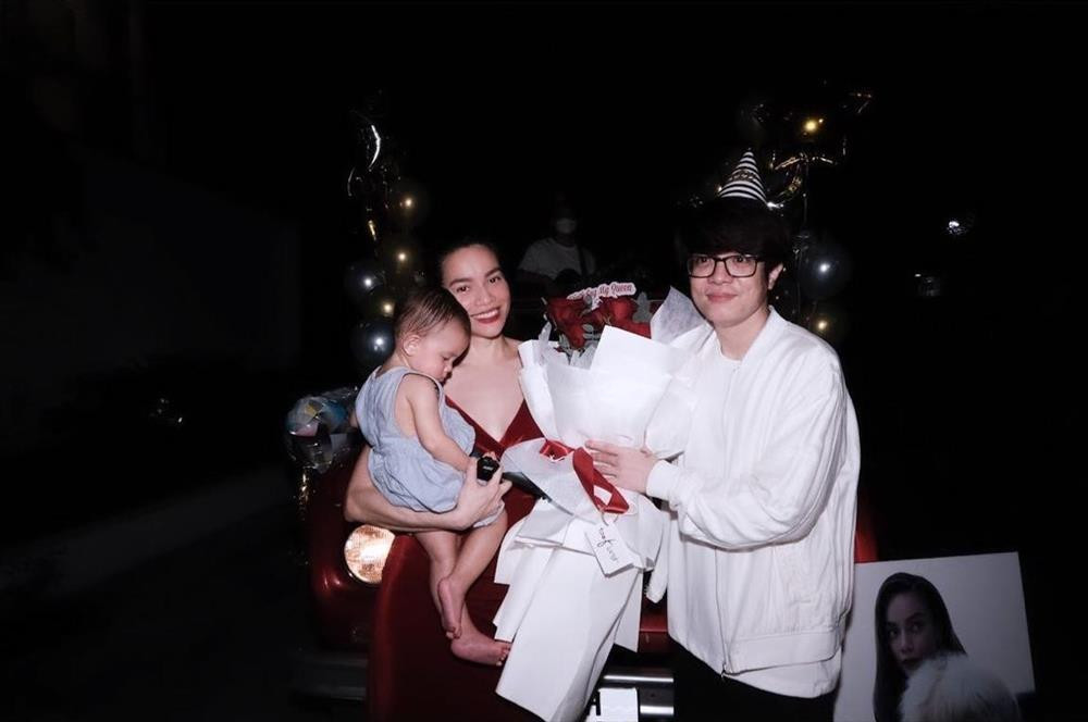 Bùi Anh Tuấn cũng góp mặt trong sinh nhật của Hồ Ngọc Hà. Bùi Anh Tuấn cũng góp mặt trong sinh nhật của Hồ Ngọc Hà.