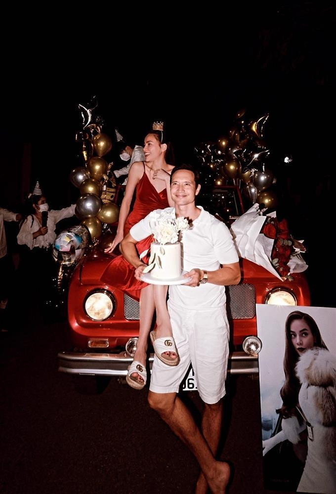 Đây là một trong những buổi tiệc sinh nhật đáng nhớ nhất nữ ca sĩ từng trải qua. Đây là một trong những buổi tiệc sinh nhật đáng nhớ nhất nữ ca sĩ từng trải qua.