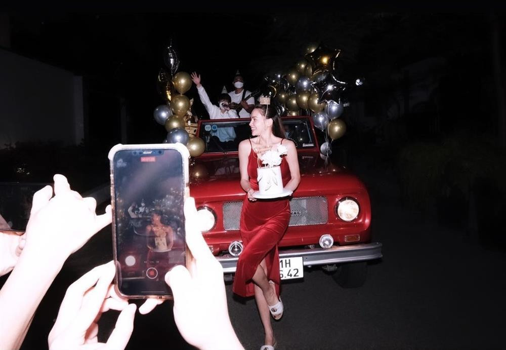 Người đẹp tạo dáng bên chiếc xế hộp màu đỏ được trang trí vô cùng lộng lẫy. Người đẹp tạo dáng bên chiếc xế hộp màu đỏ được trang trí vô cùng lộng lẫy.