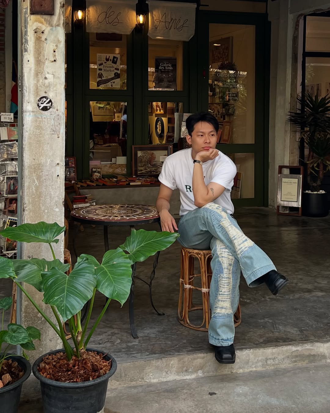 Giao diện đời thường của "Hai Khang": Áo thun trắng kết hợp cùng jeans suông cách điệu và giày tây đen. Giao diện đời thường của "Hai Khang": Áo thun trắng kết hợp cùng jeans suông cách điệu và giày tây đen.