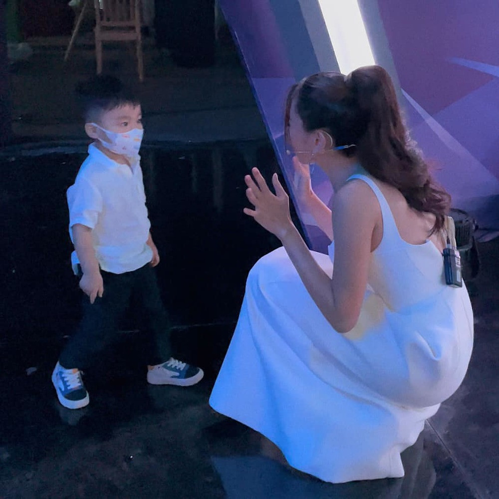 Thùy Tiên từng thừa nhận trên sóng truyền hình là &quot;fan cứng&quot; của quý tử nhà Hòa Minzy.