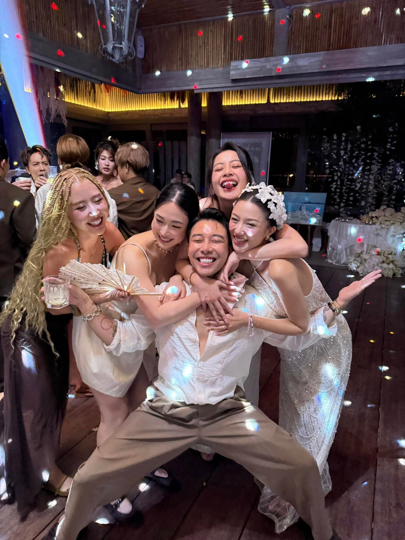 Tại đám cưới Salim - Hải Long, cô và Quỳnh Anh Shyn gây "bão" mạng khi chính thức hàn gắn mối quan hệ sau nhiều năm vướng đồn đoán "nghỉ chơi". Tại đám cưới Salim - Hải Long, cô và Quỳnh Anh Shyn gây "bão" mạng khi chính thức hàn gắn mối quan hệ sau nhiều năm vướng đồn đoán "nghỉ chơi".