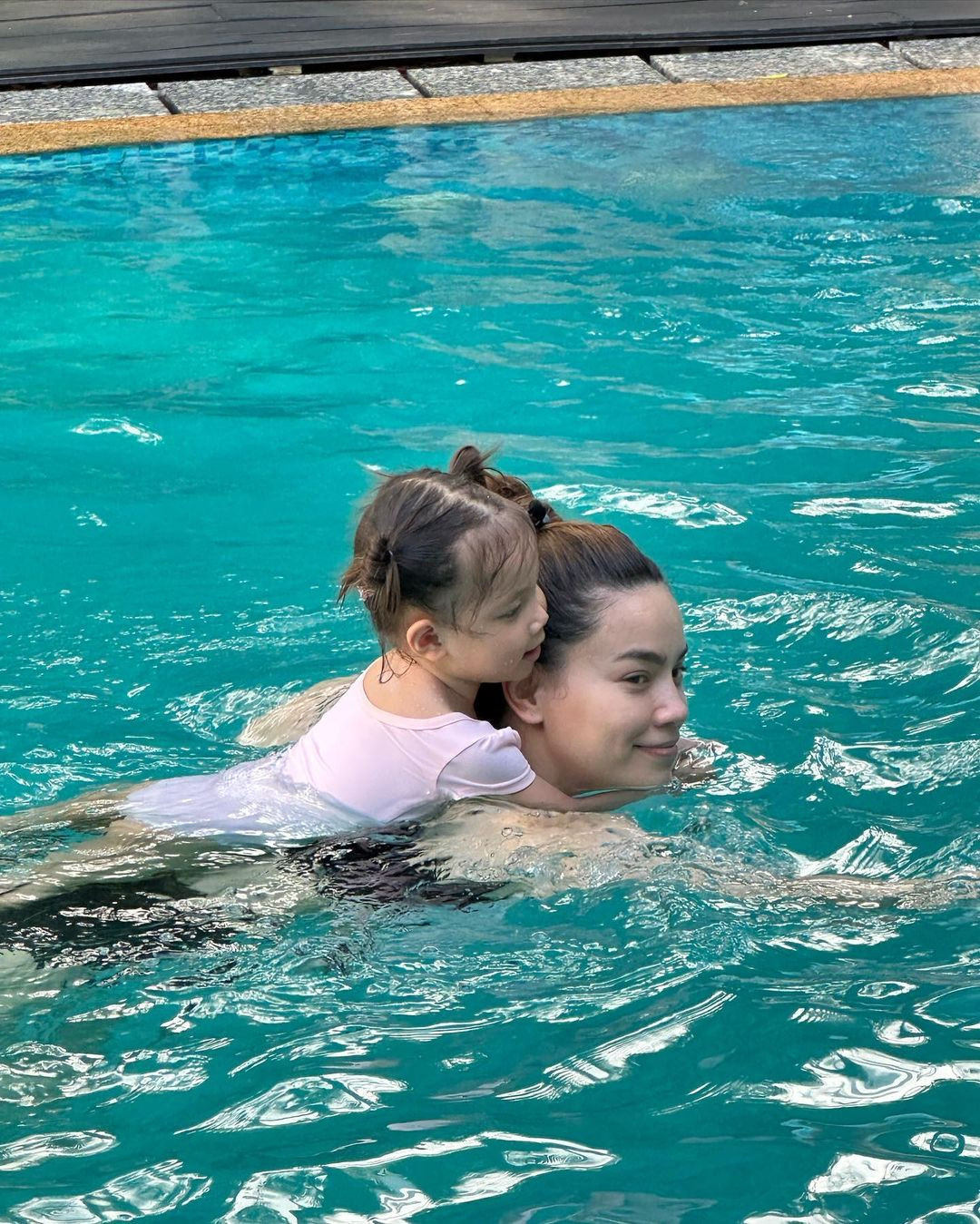 Hồ Ngọc Hà tập bơi cùng "công chúa nhỏ".
