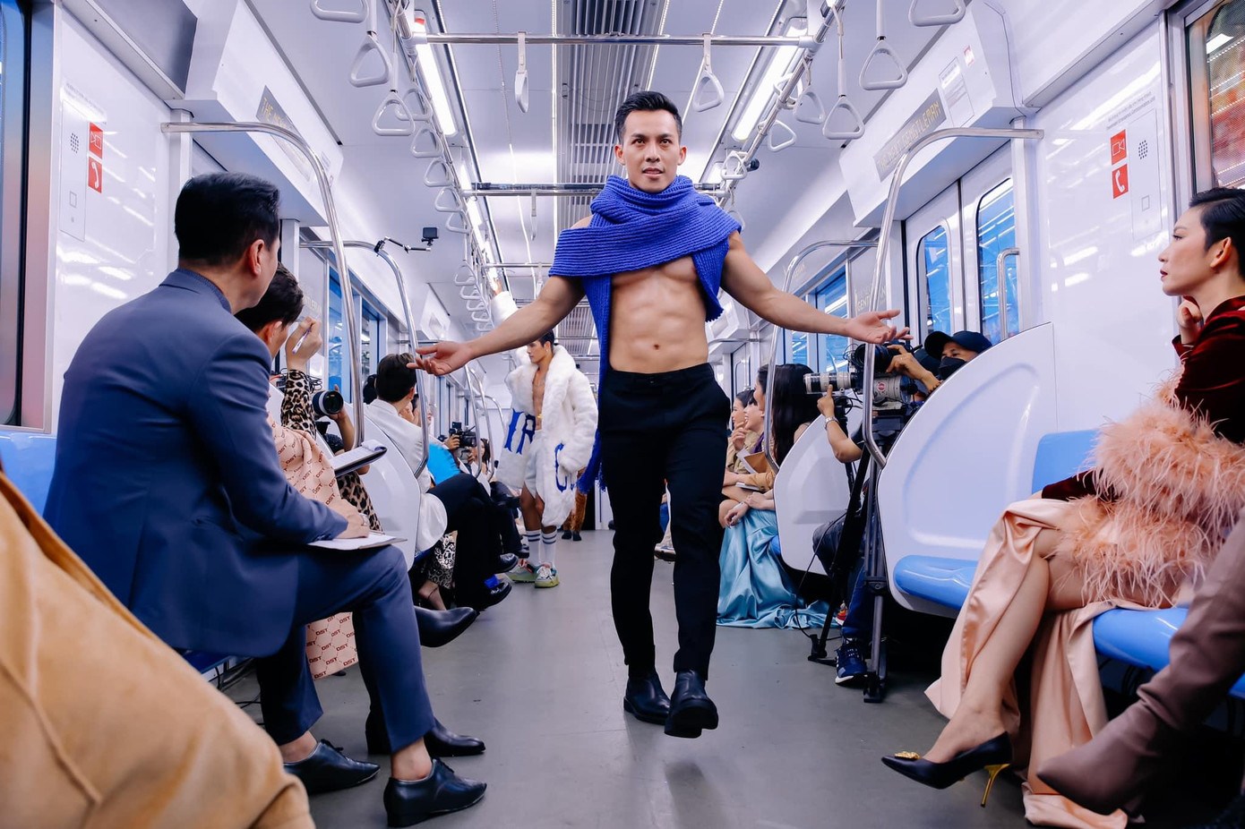 Các thành viên đội Xuân Lan từng gây tranh cãi với màn catwalk trên tàu điện ngầm.