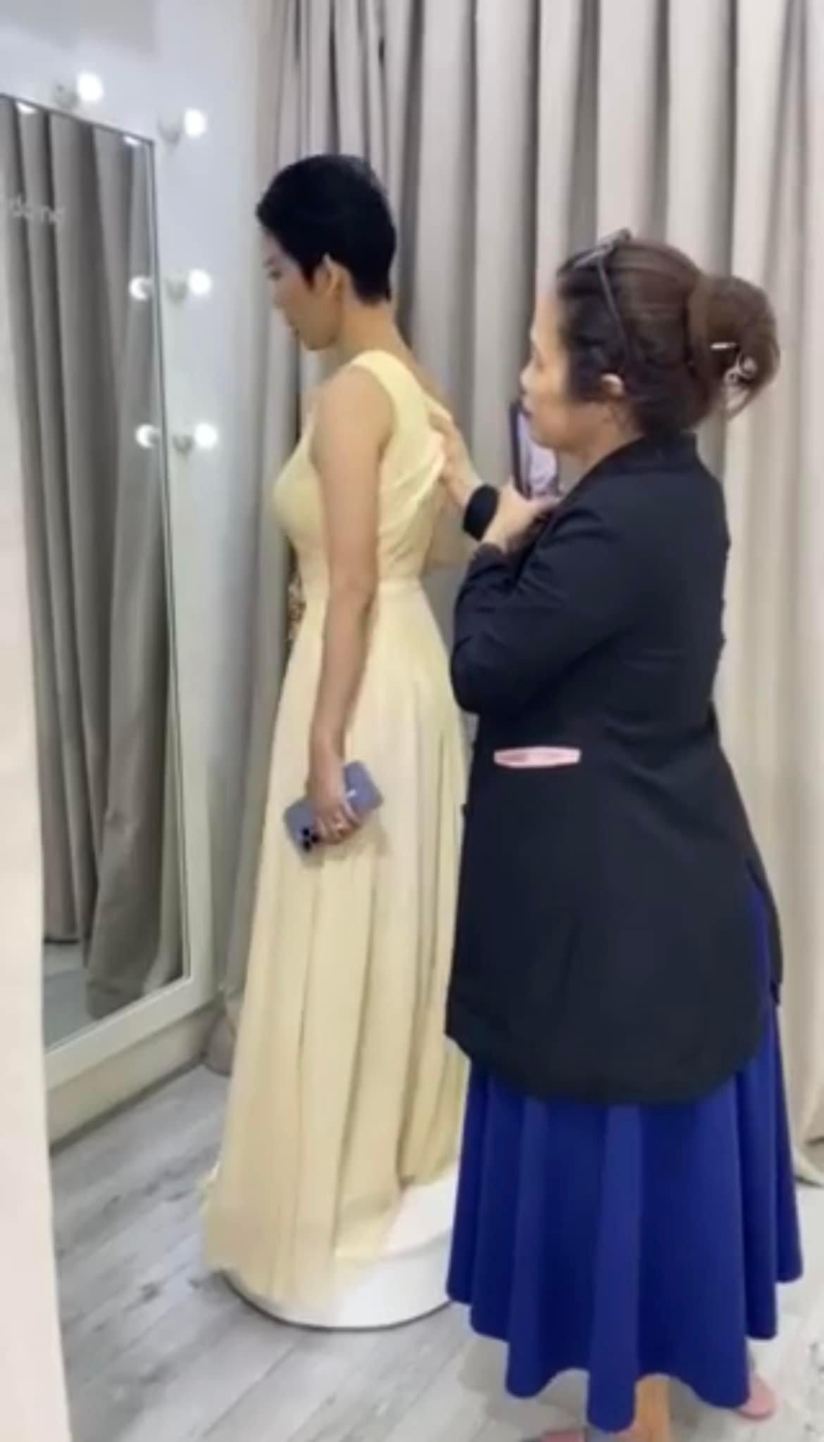 Trong loạt ảnh nàng "đả nữ" chia sẻ, siêu mẫu Xuân Lan thu hút sự chú ý với khoảnh khắc thử trang phục phù dâu. Trong loạt ảnh nàng "đả nữ" chia sẻ, siêu mẫu Xuân Lan thu hút sự chú ý với khoảnh khắc thử trang phục phù dâu.