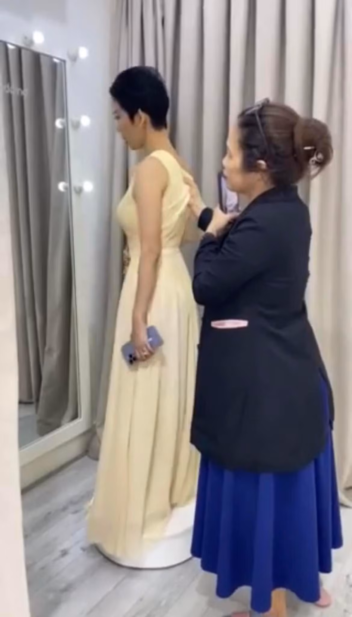 Trong loạt ảnh nàng "đả nữ" chia sẻ, siêu mẫu Xuân Lan thu hút sự chú ý với khoảnh khắc thử trang phục phù dâu. Trong loạt ảnh nàng "đả nữ" chia sẻ, siêu mẫu Xuân Lan thu hút sự chú ý với khoảnh khắc thử trang phục phù dâu.