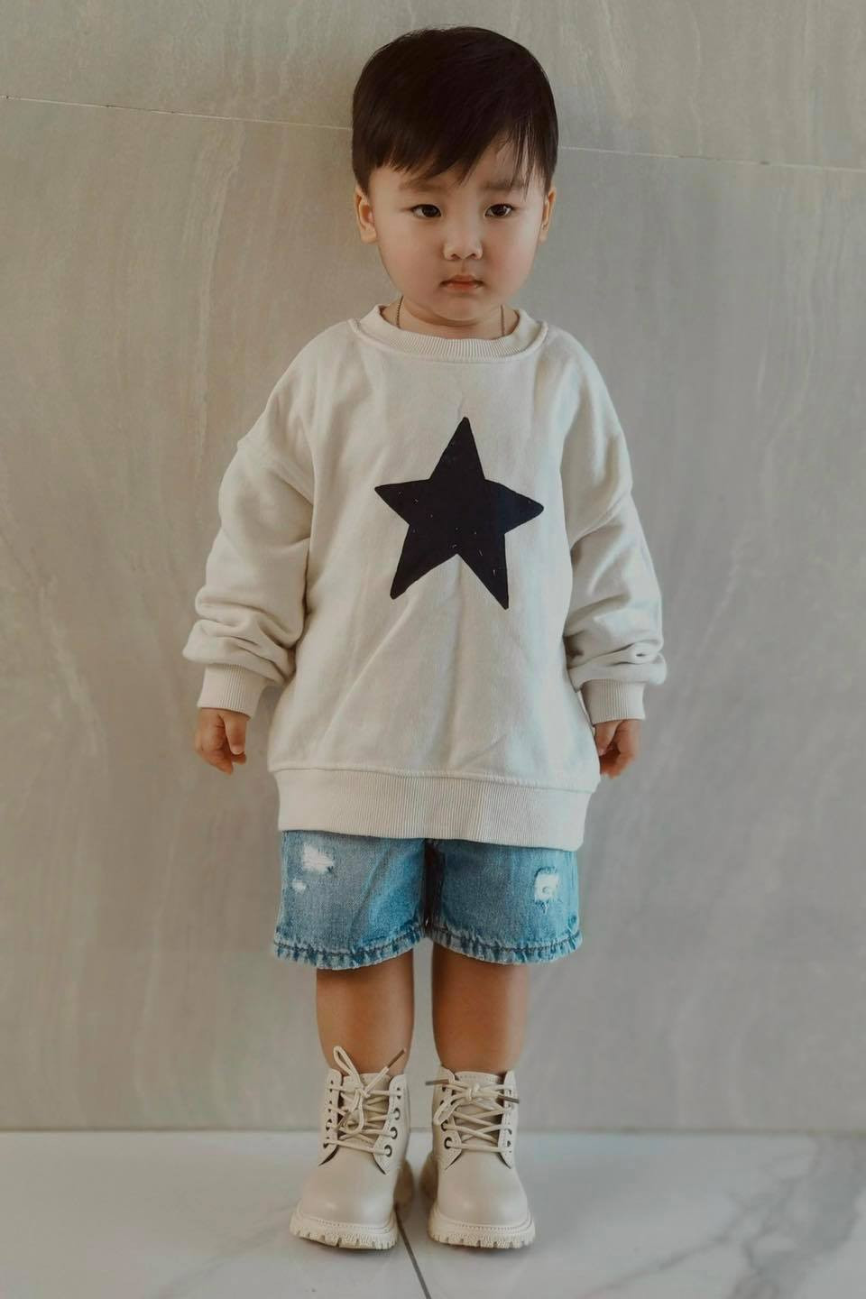 Quần jeans kết hợp với áo sweater là một lựa chọn yêu thích của Hòa Minzy cho con trai. Quần jeans kết hợp với áo sweater là một lựa chọn yêu thích của Hòa Minzy cho con trai.