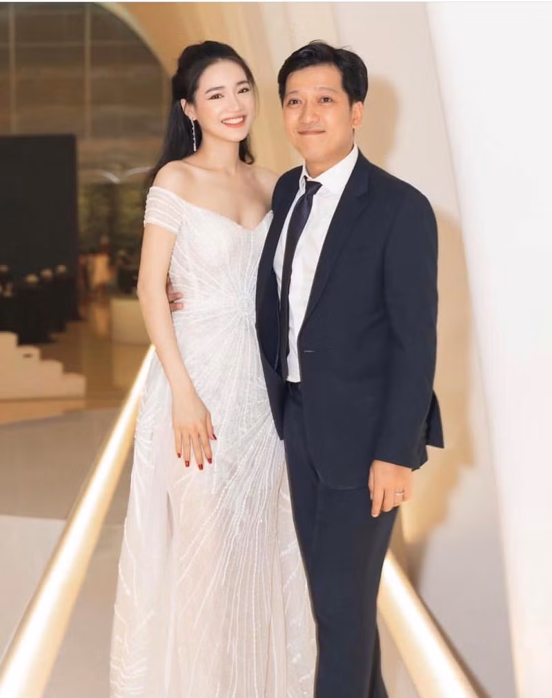 Trường Giang - Nhã Phương là cặp đôi chăm phát "cẩu lương" nhất nhì showbiz. Trường Giang - Nhã Phương là cặp đôi chăm phát "cẩu lương" nhất nhì showbiz.