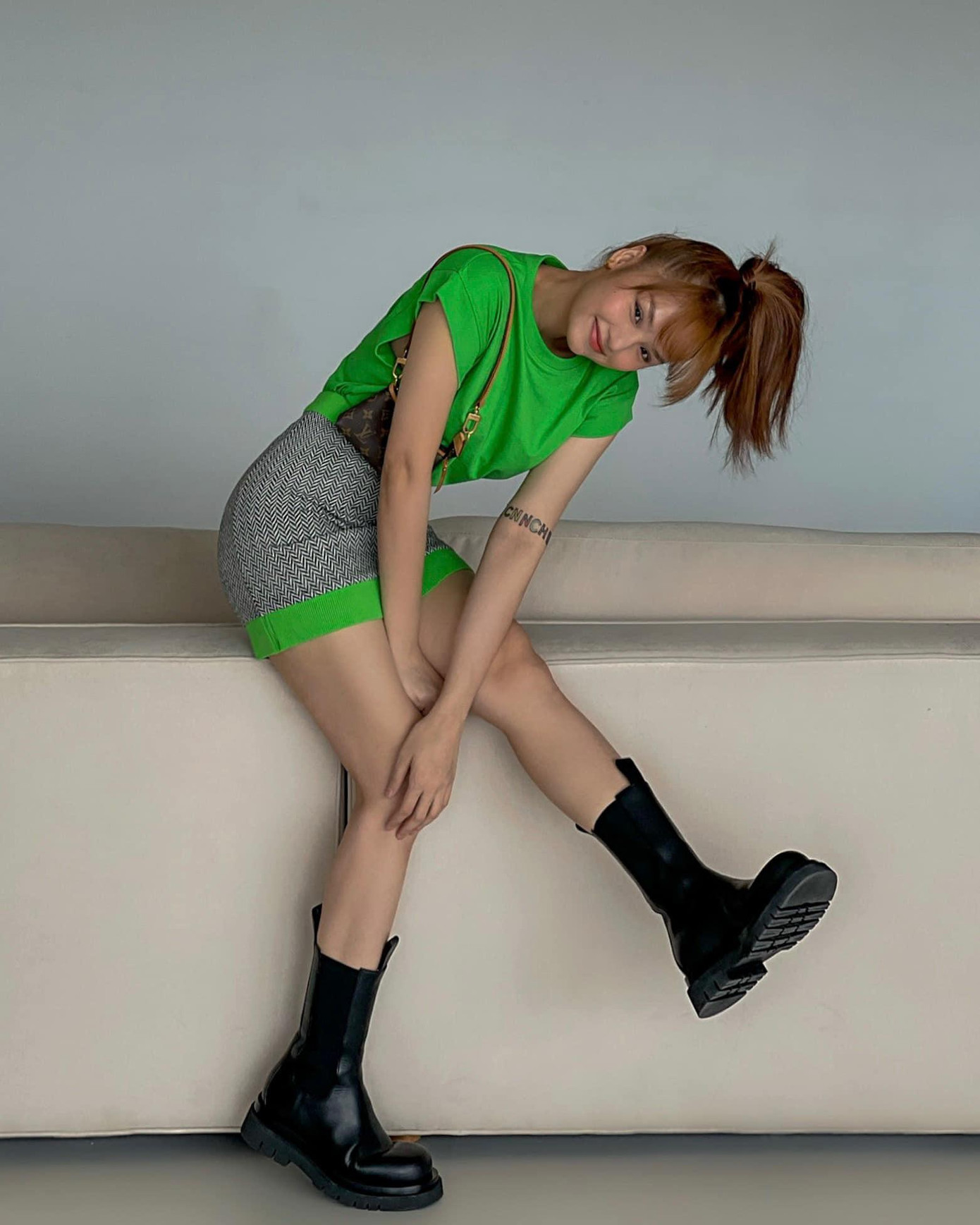 Chỉ với áo thun xanh lá tươi mát và chân váy ngắn ton sour ton, nữ ca sĩ Vì Mẹ Anh Bắt Chia Tay nhận về &quot;bão like&quot; bởi vẻ ngoài tươi tắn, rạng rỡ.