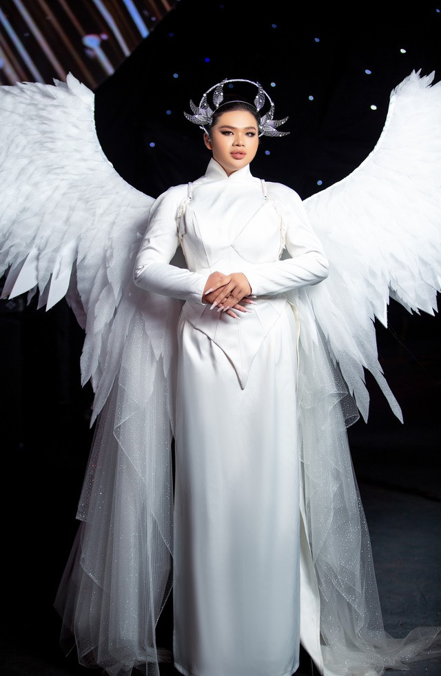 Huy Hoàng (team Mai Ngô) lộng lẫy trong thiết kế "Cò Lả". Huy Hoàng (team Mai Ngô) lộng lẫy trong thiết kế "Cò Lả".