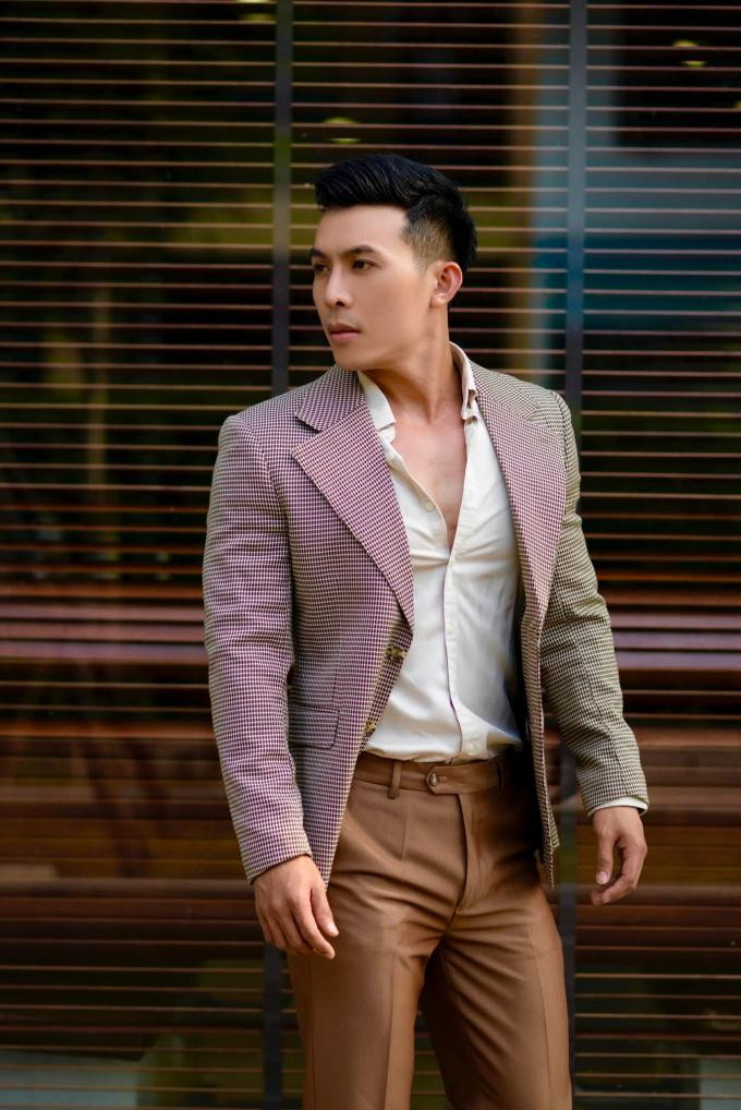 Hồng Khánh gây ấn tượng với màn công khai giới tính trong tập đầu của The Next Gentleman.