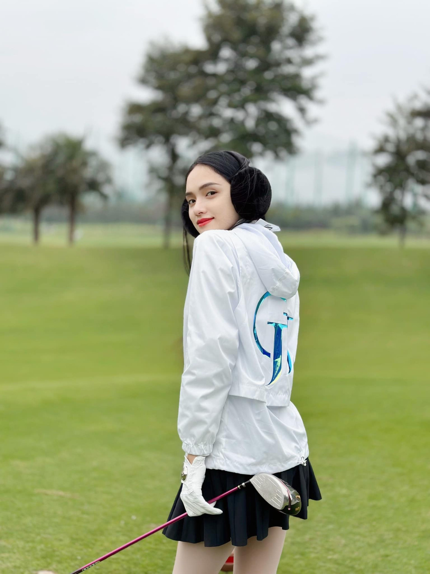 Người đẹp khoe nhan sắc trẻ trung, xinh đẹp tại sân golf. Người đẹp khoe nhan sắc trẻ trung, xinh đẹp tại sân golf.