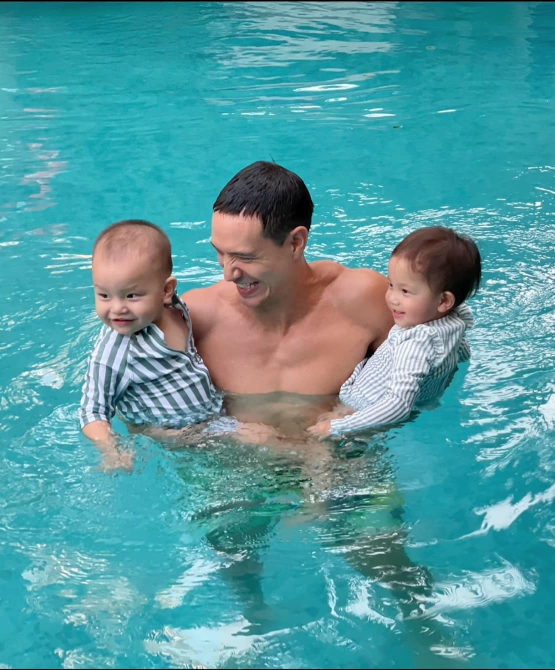 Kim Lý dành nhiều thời gian chăm sóc gia đình và dạy dỗ cặp song sinh Lisa - Leon.