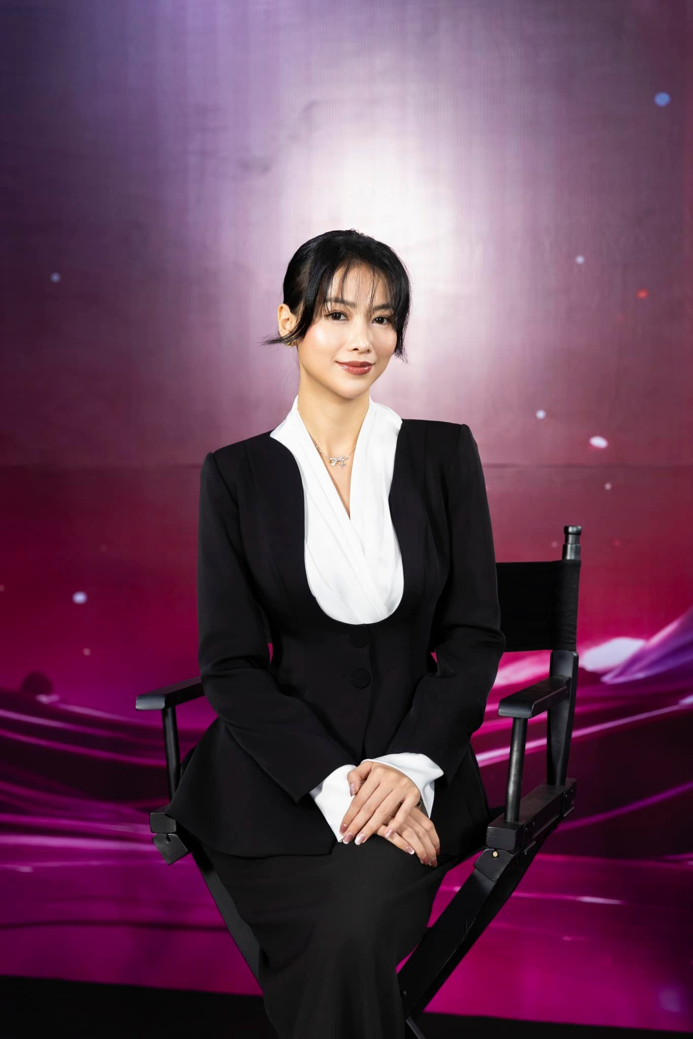 Tháng 11/2024, nàng hậu cũng xuất hiện trên "ghế nóng" của một cuộc thi nhan sắc. Tháng 11/2024, nàng hậu cũng xuất hiện trên "ghế nóng" của một cuộc thi nhan sắc.