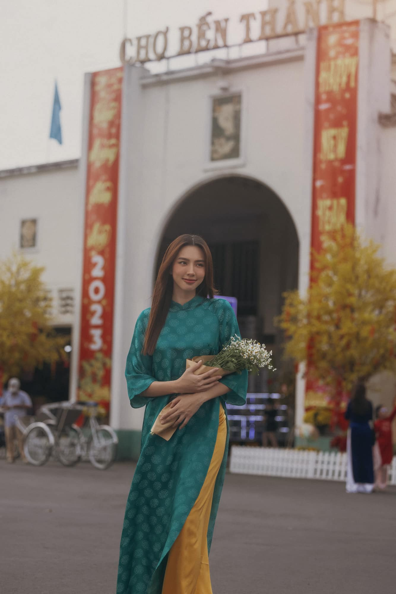Với kiểu áo dài truyền thống, người đẹp chọn gam xanh lục trẻ trung và trang điểm nhẹ. Với kiểu áo dài truyền thống, người đẹp chọn gam xanh lục trẻ trung và trang điểm nhẹ.