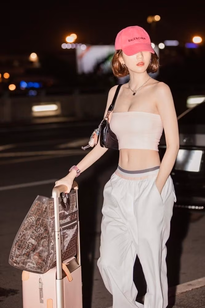 Áo ống kết hợp với quần cạp cao giúp tổng thể outfit tại sân bay của Ngọc Trinh vừa năng động, vừa quyến rũ.