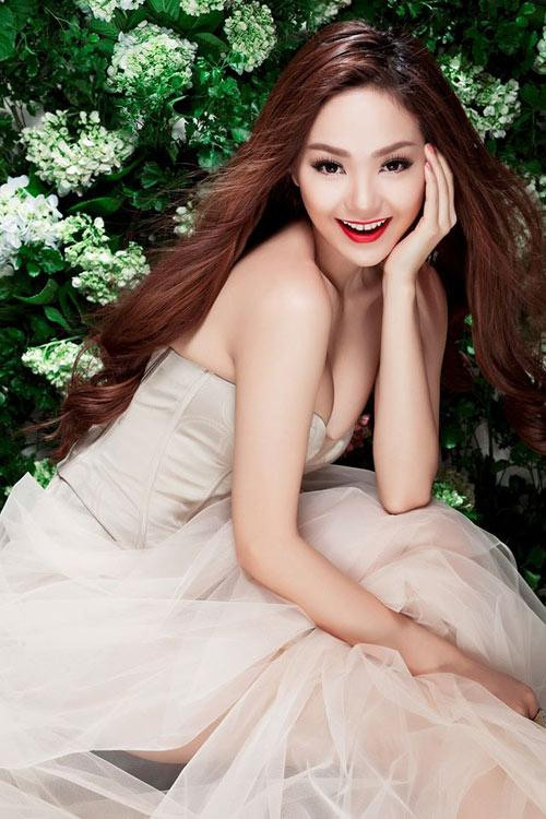 Từ sau 2010, Minh Hằng chuyển dần sang style trưởng thành.